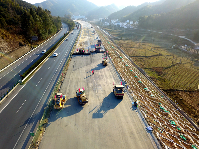 路基水稳摊铺